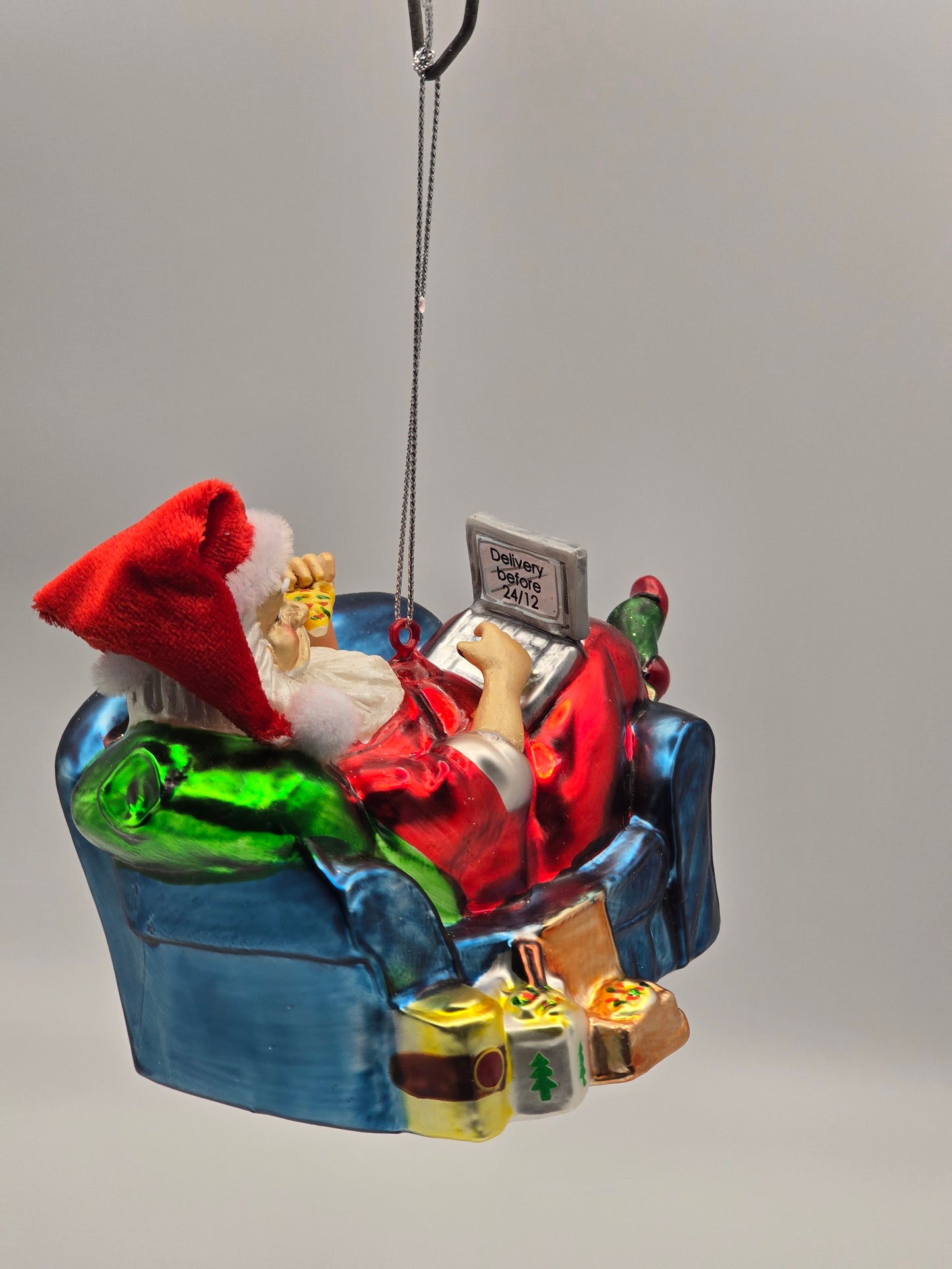 Weihnachtsmann auf Sofa mit Laptop