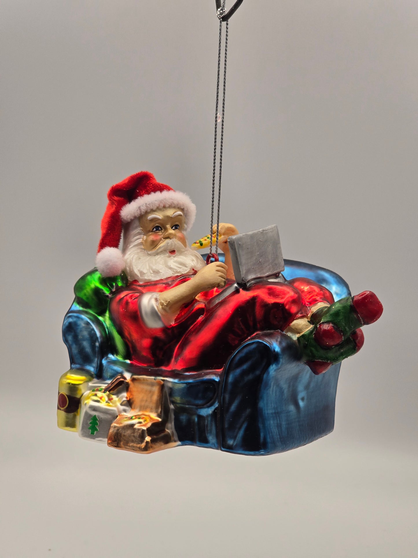 Weihnachtsmann auf Sofa mit Laptop