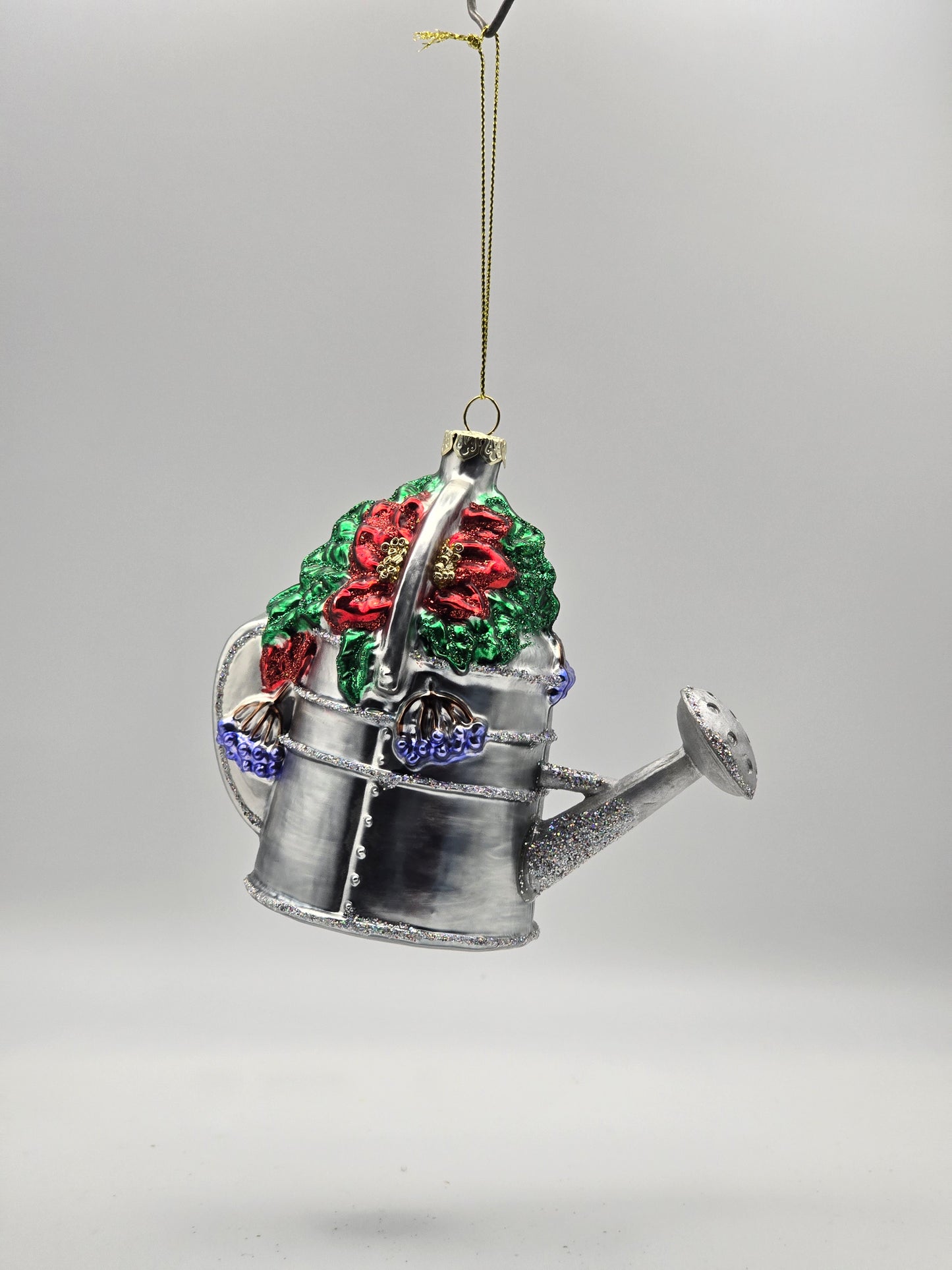 Gießkanne mit Blumen und Weihnachtsstern silber-rot