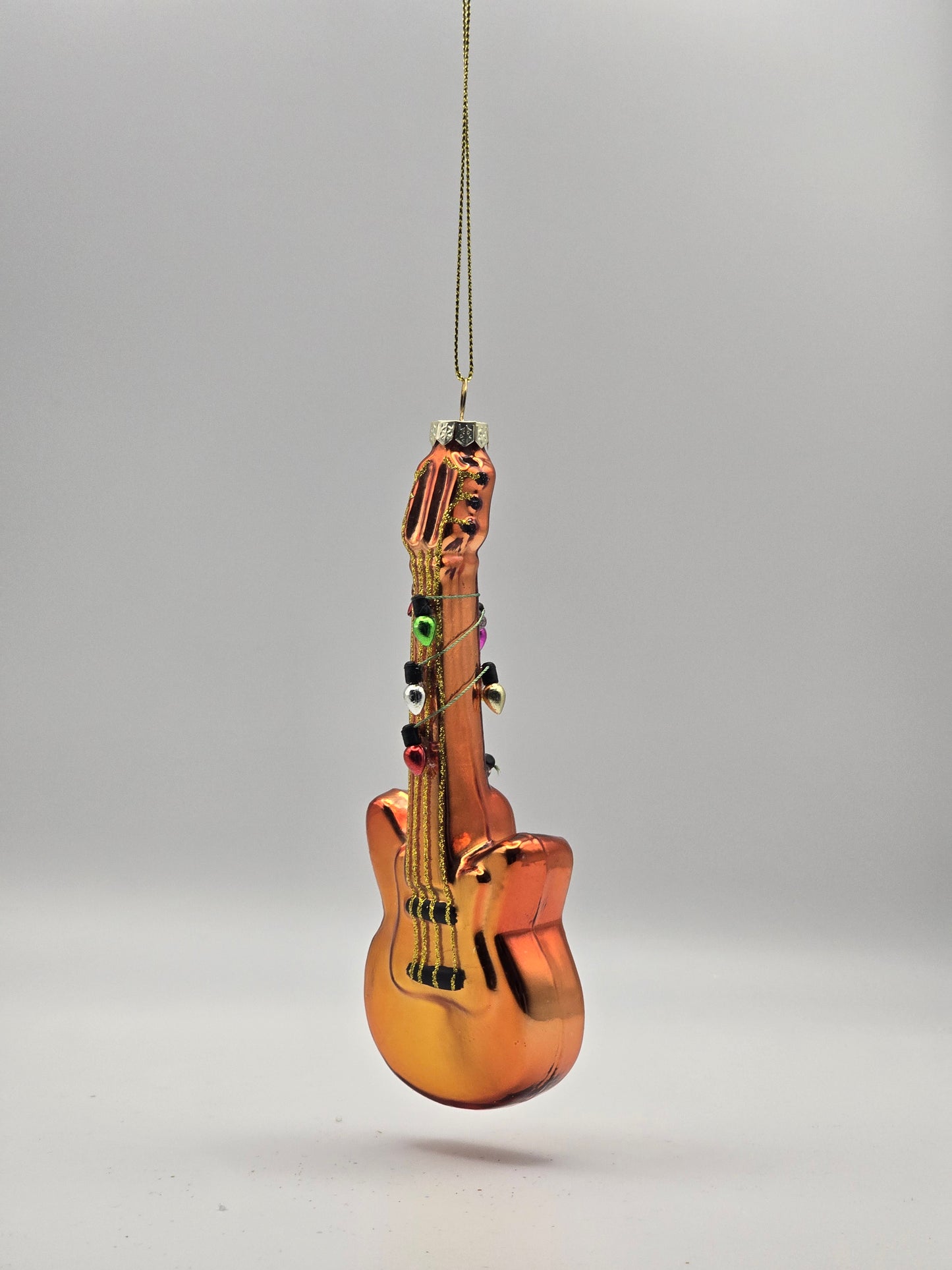 Gitarre braun-kupfer mit Lichterkette