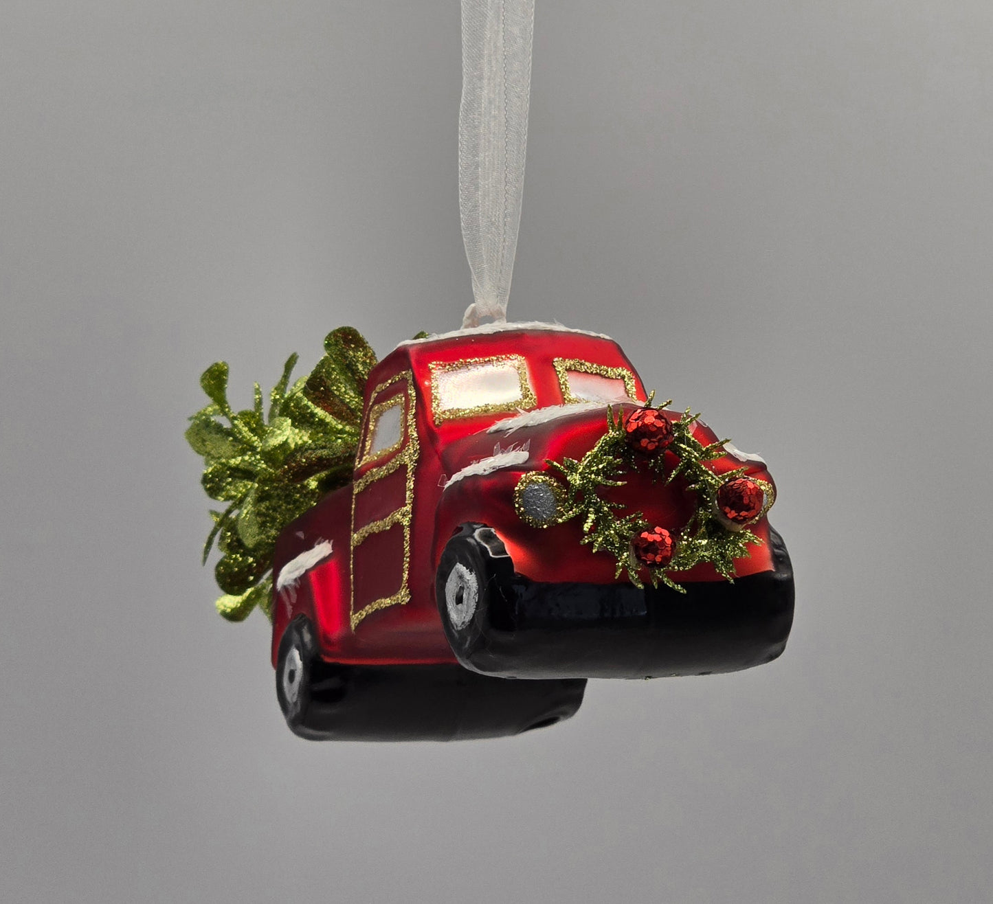 Rotes Auto mit Ilex & Schnee