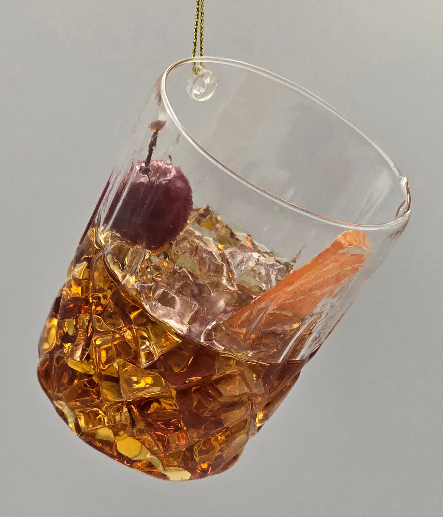 Cocktailglas mit Kirsche und Orangenscheibe