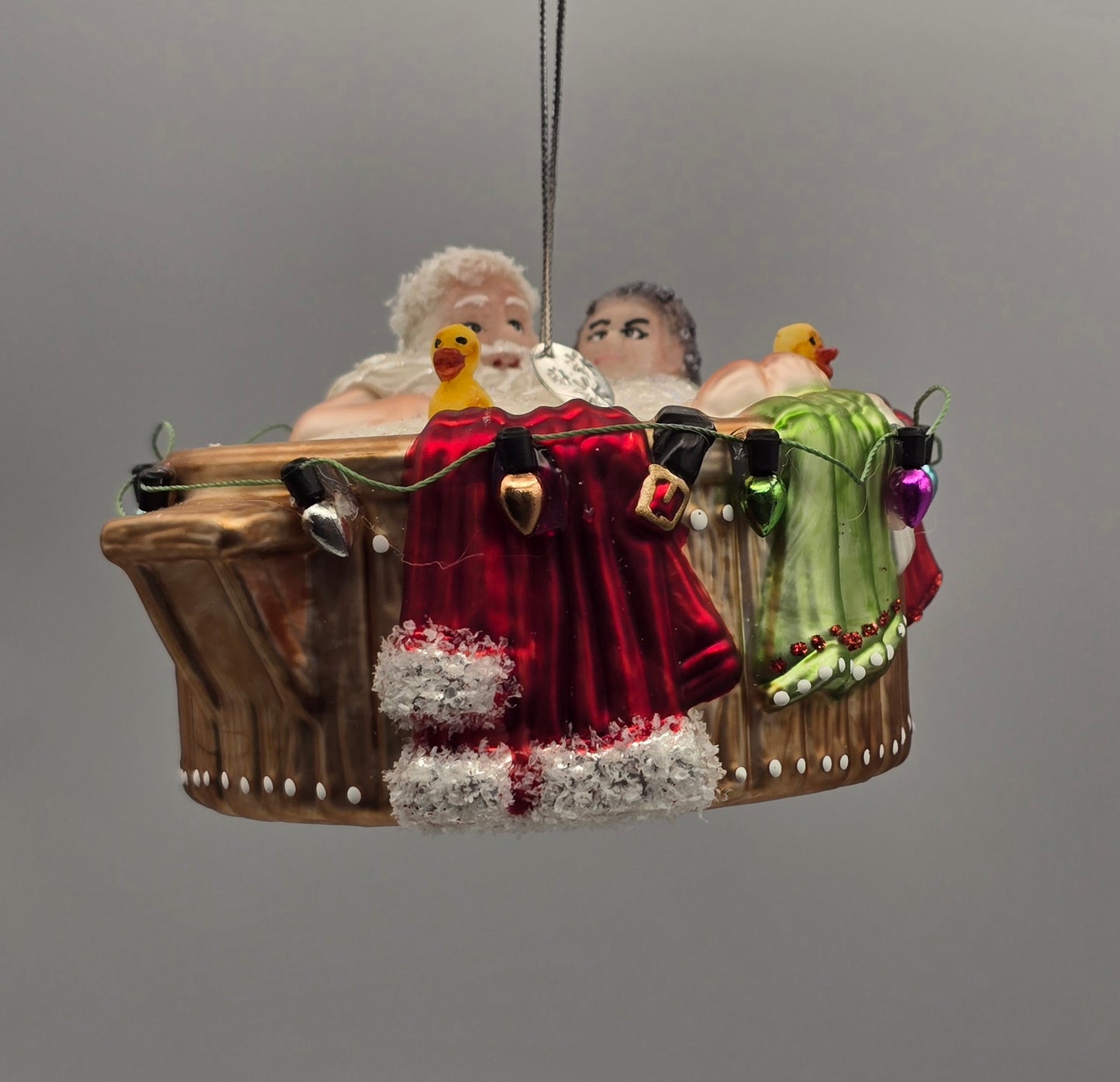 Weihnachtsmann mit Frau im Whirlpool