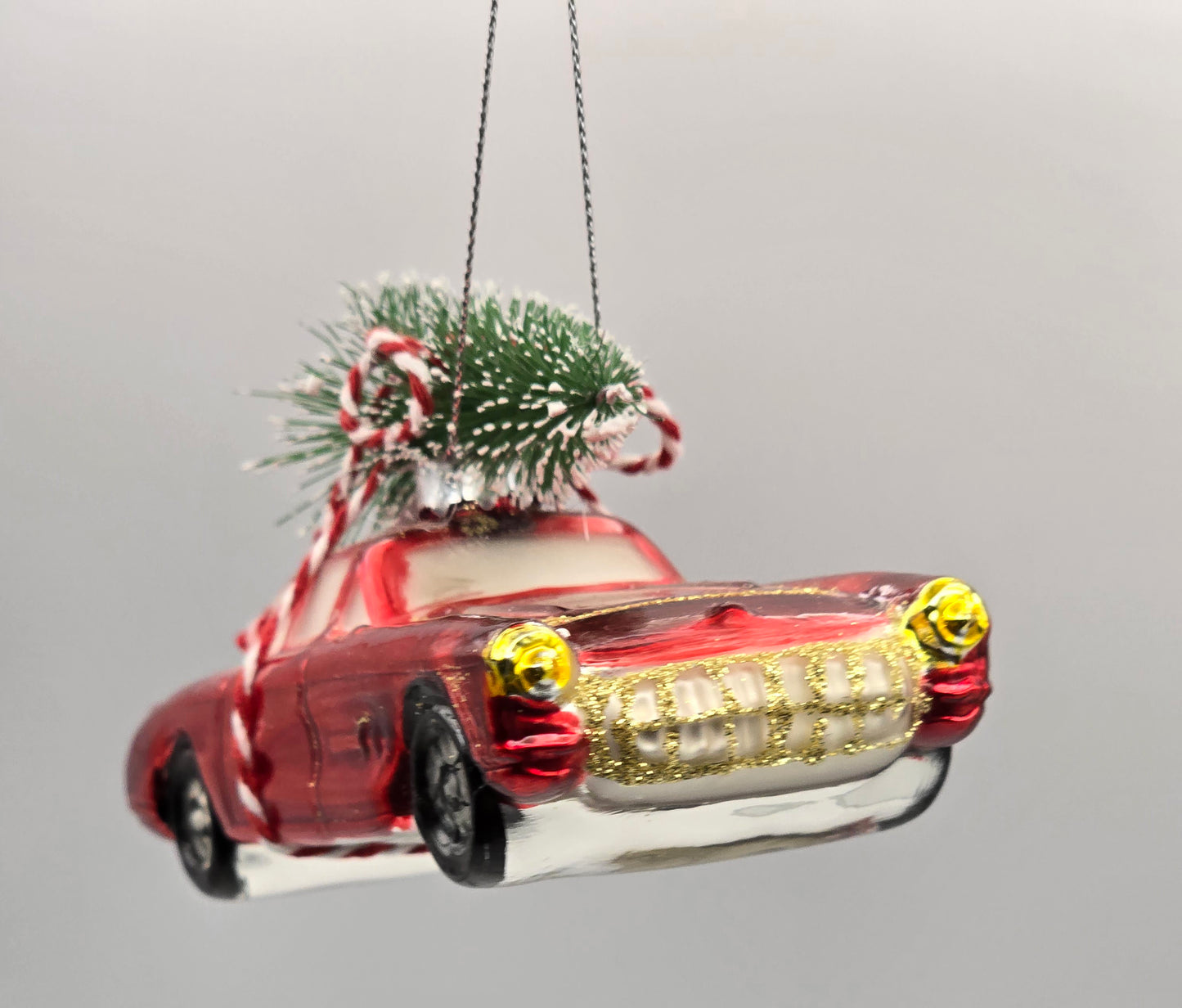 Sport Auto Wagen rot mit Weihnachtsbaum
