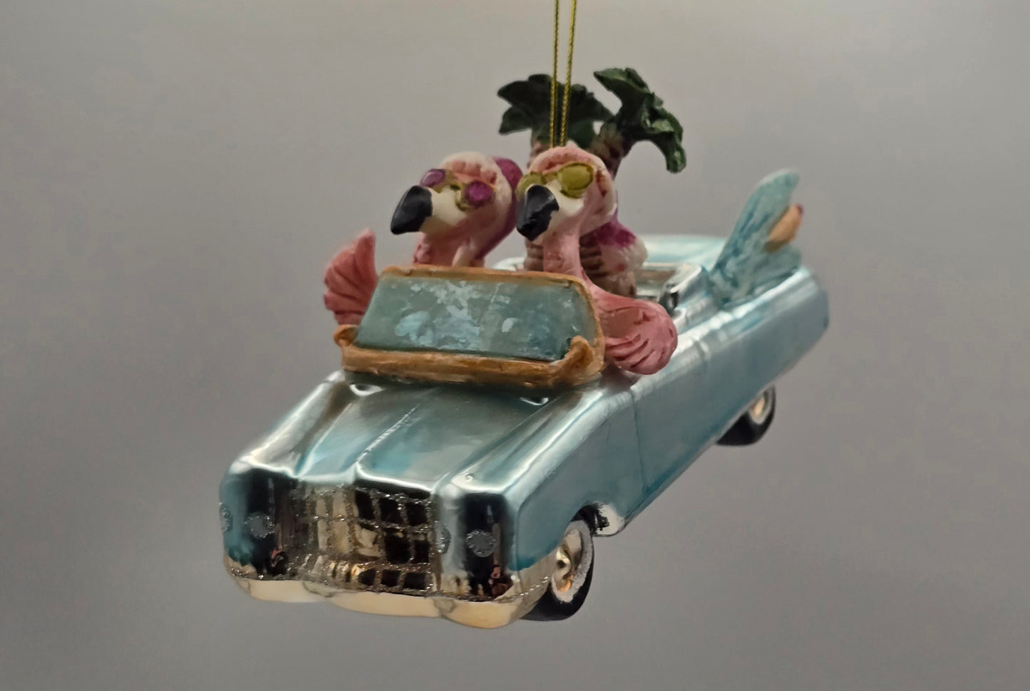 Flamingos in Cadillac mit Palmen