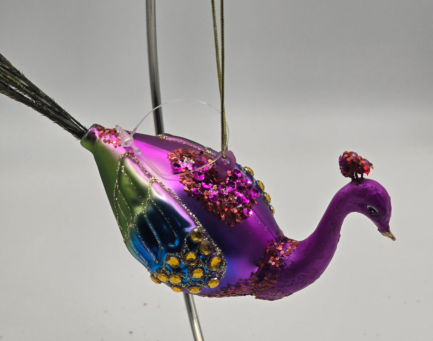 Pfau lila bunt verziert