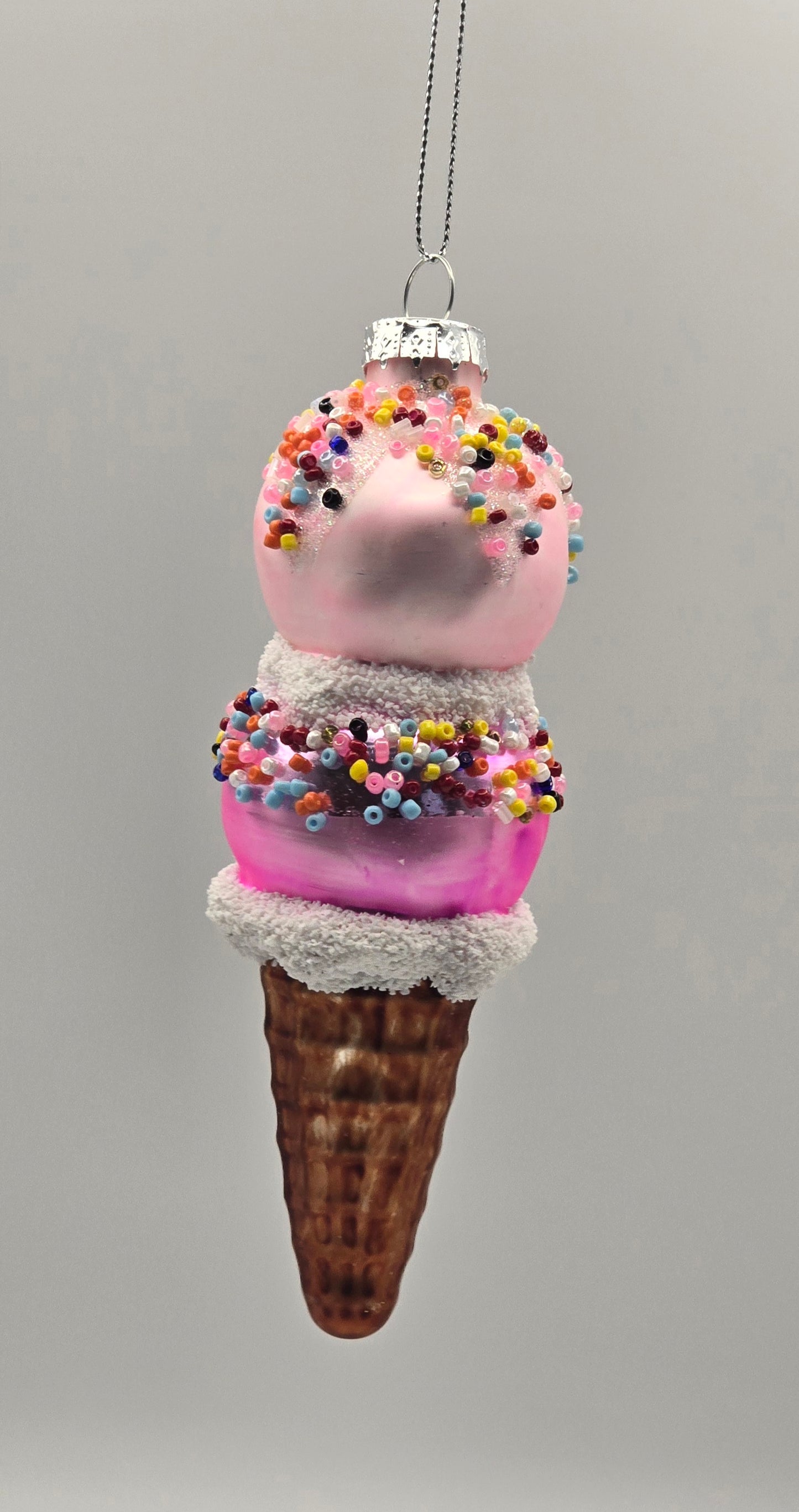 Eis braune Waffel Eis Cone rosa pink verziert