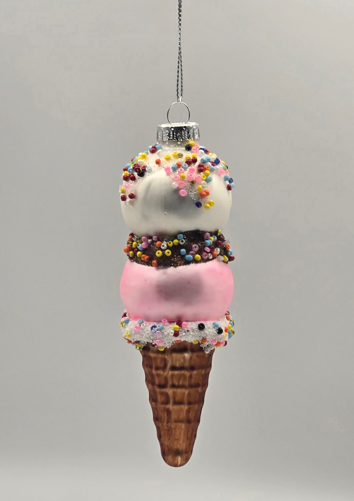 Eis braune Waffel Eis Cone weiß rosa verziert