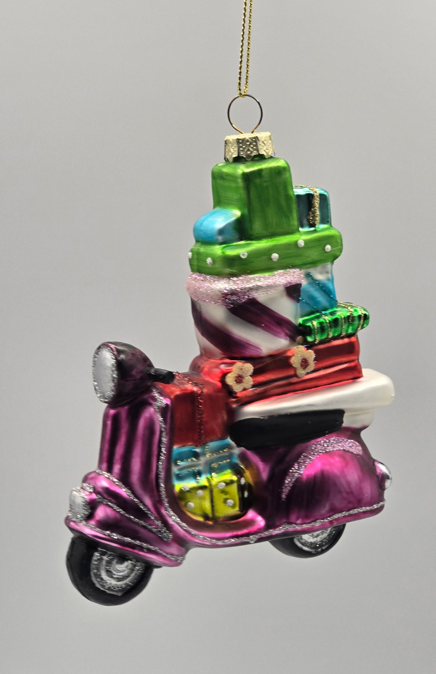 Motorroller Vespa lila mit Geschenken #18