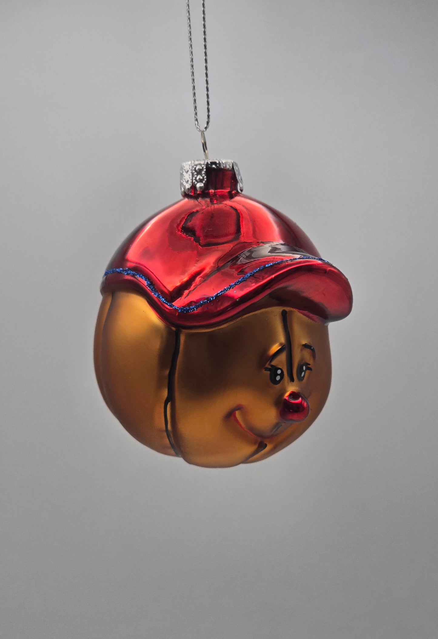Basketball mit Gesicht und roter Cap #26
