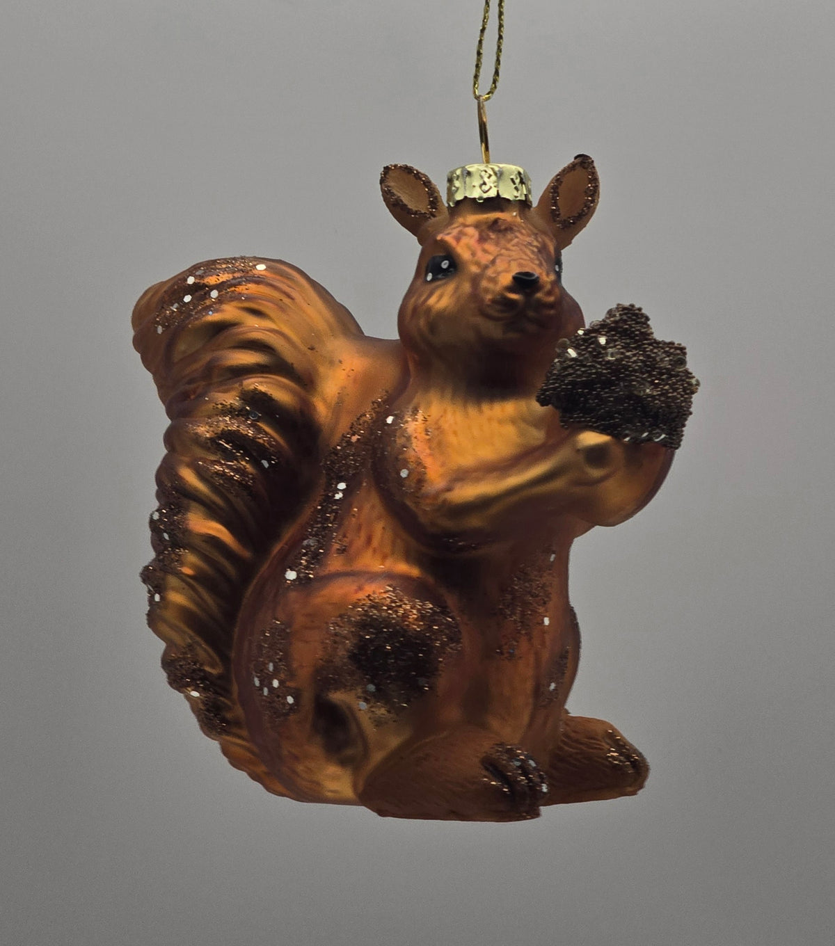 Großes Eichhörnchen mit Nuss – Braun-Kupfer #31