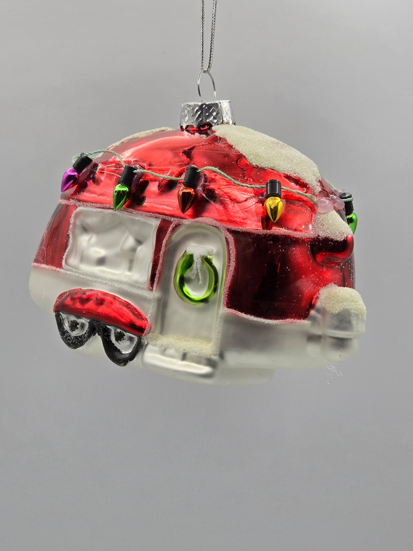 Wohnwagen mit Lichterkette rot