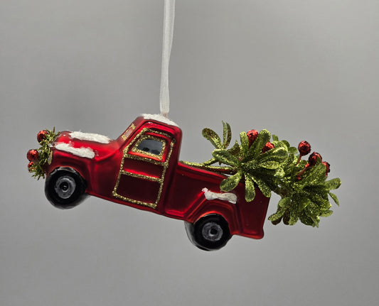 Rotes Auto mit Ilex & Schnee