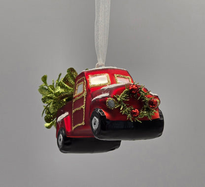 Rotes Auto mit Ilex & Schnee