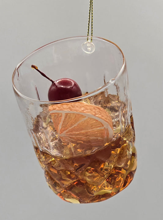 Cocktailglas mit Kirsche und Orangenscheibe