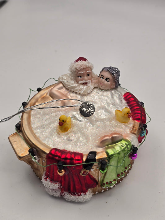 Weihnachtsmann mit Frau im Whirlpool