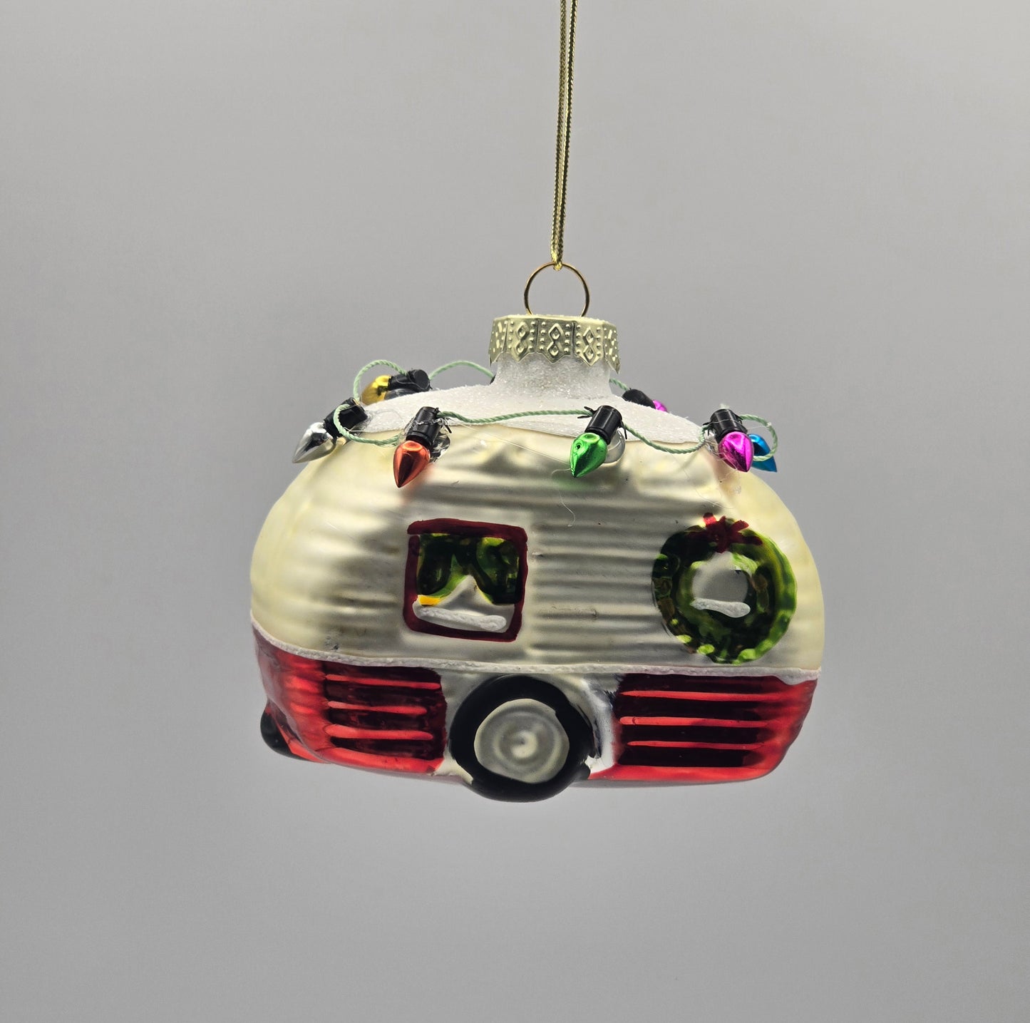 Wohnwagen mit Lichterkette weiß