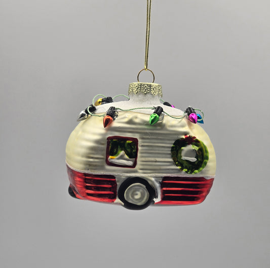 Wohnwagen mit Lichterkette weiß