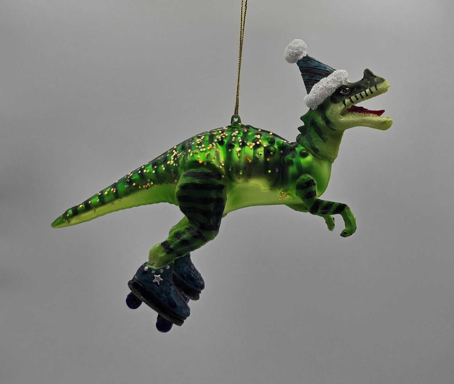 Dinosaurier T-REX Tyrannosaurus rex auf blauen Rollschuhen mit blauer Mütze