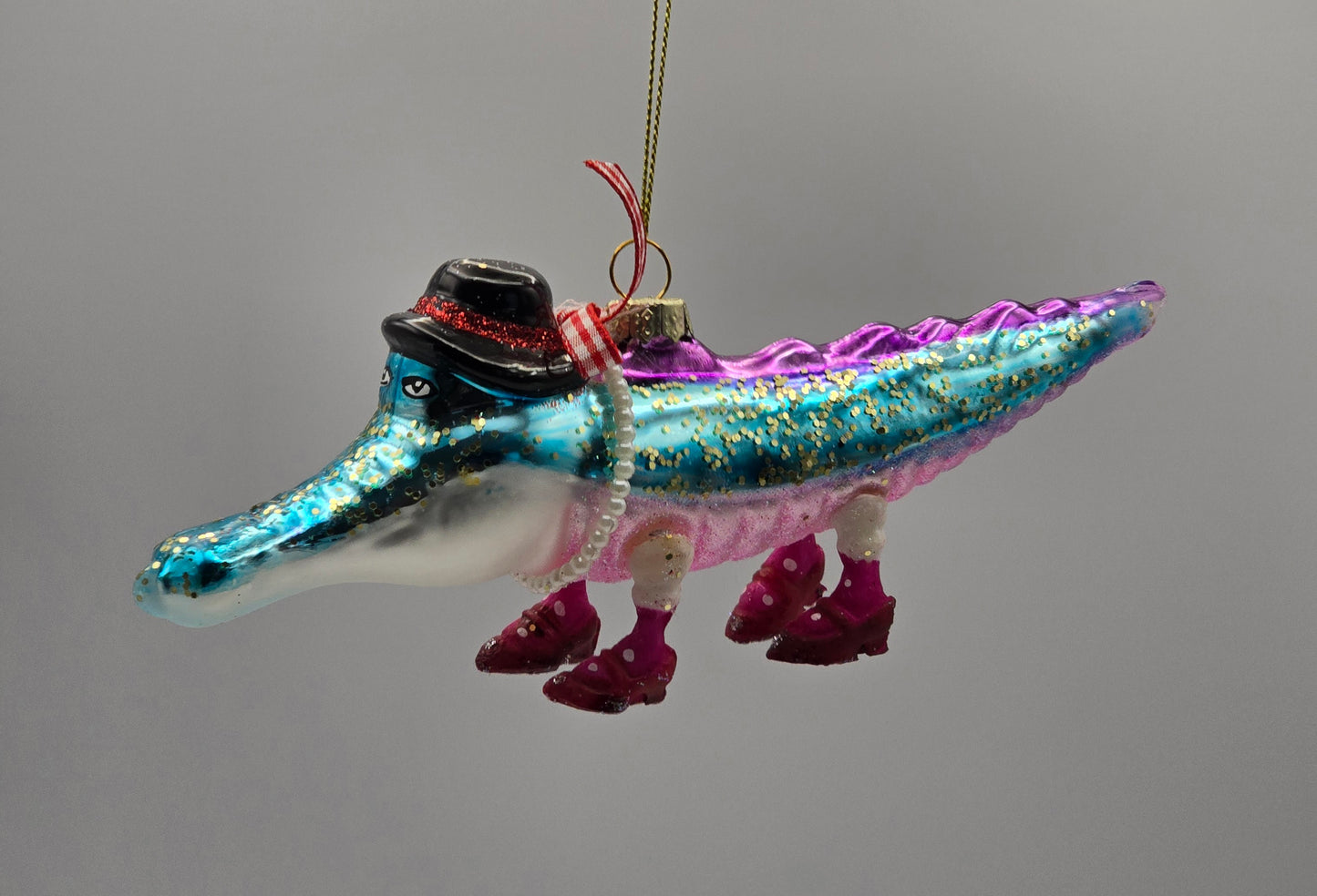 Krokodil blau lila mit Schuhen und Hut