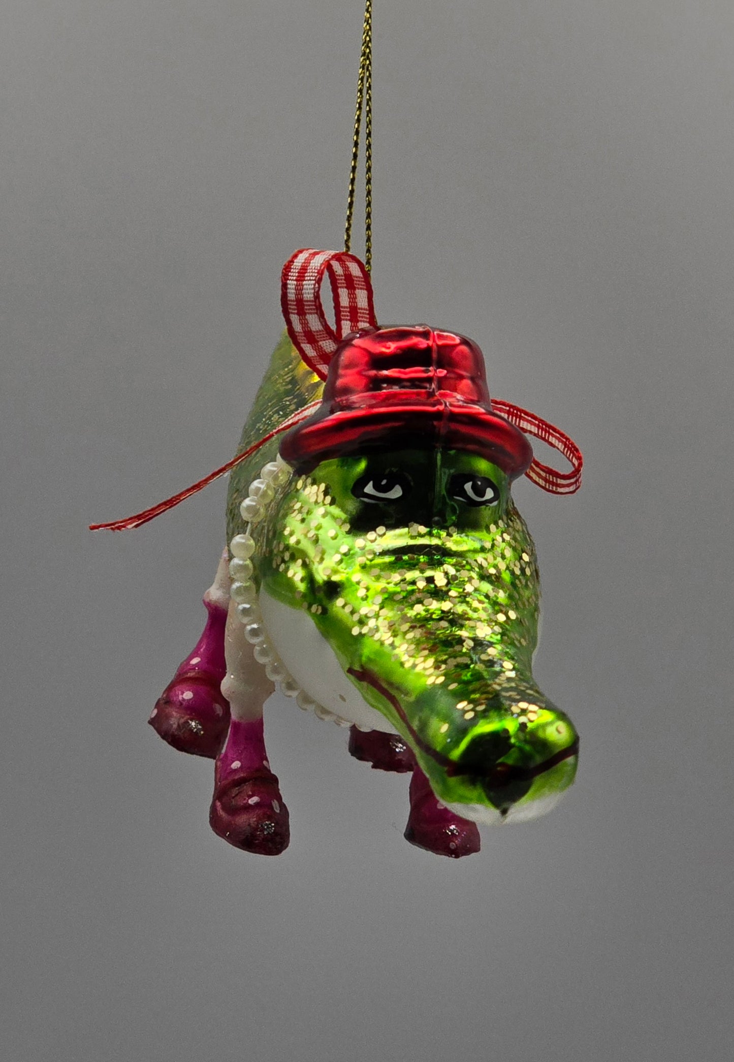 Krokodil grün mit Schuhen und Hut