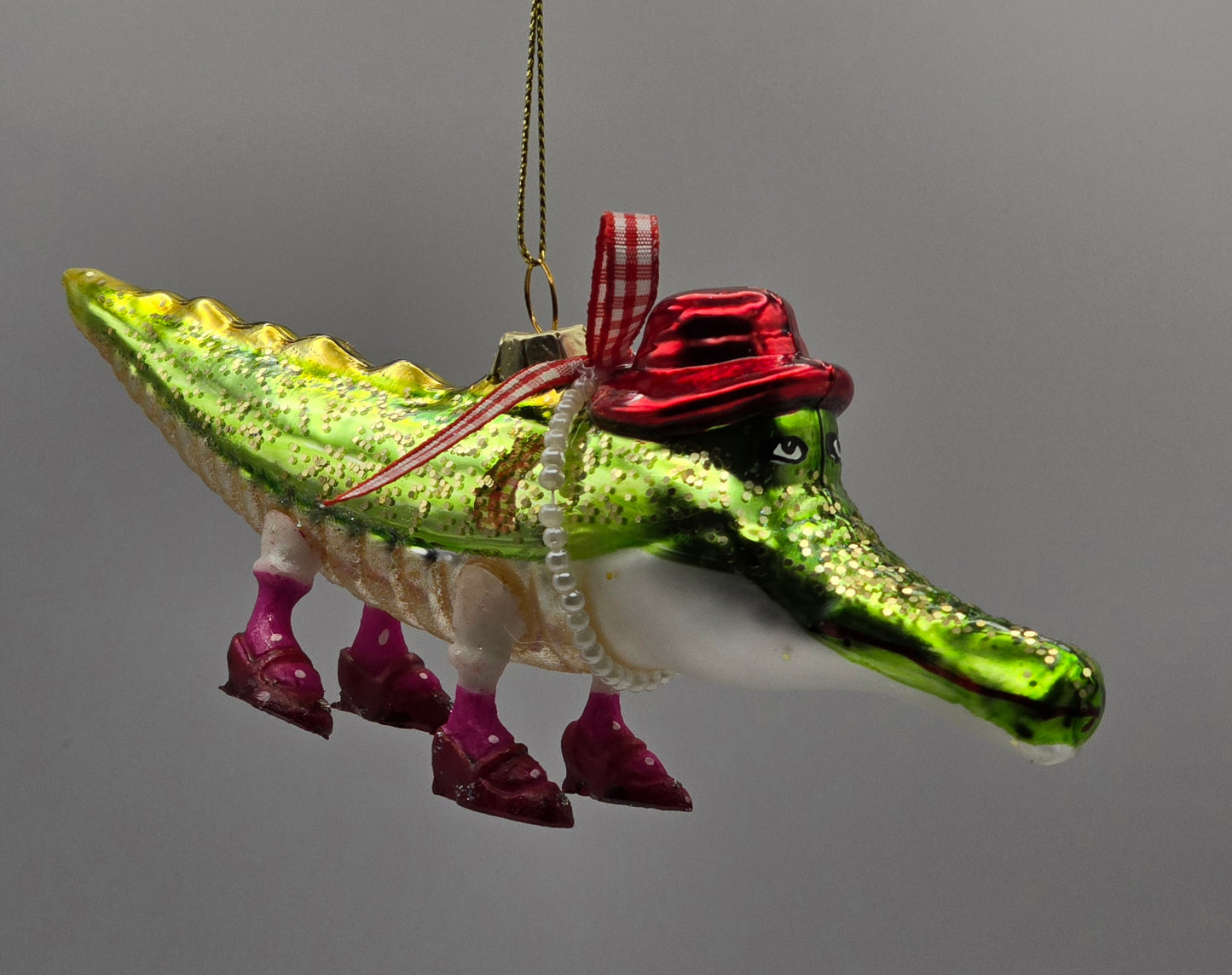 Krokodil grün mit Schuhen und Hut