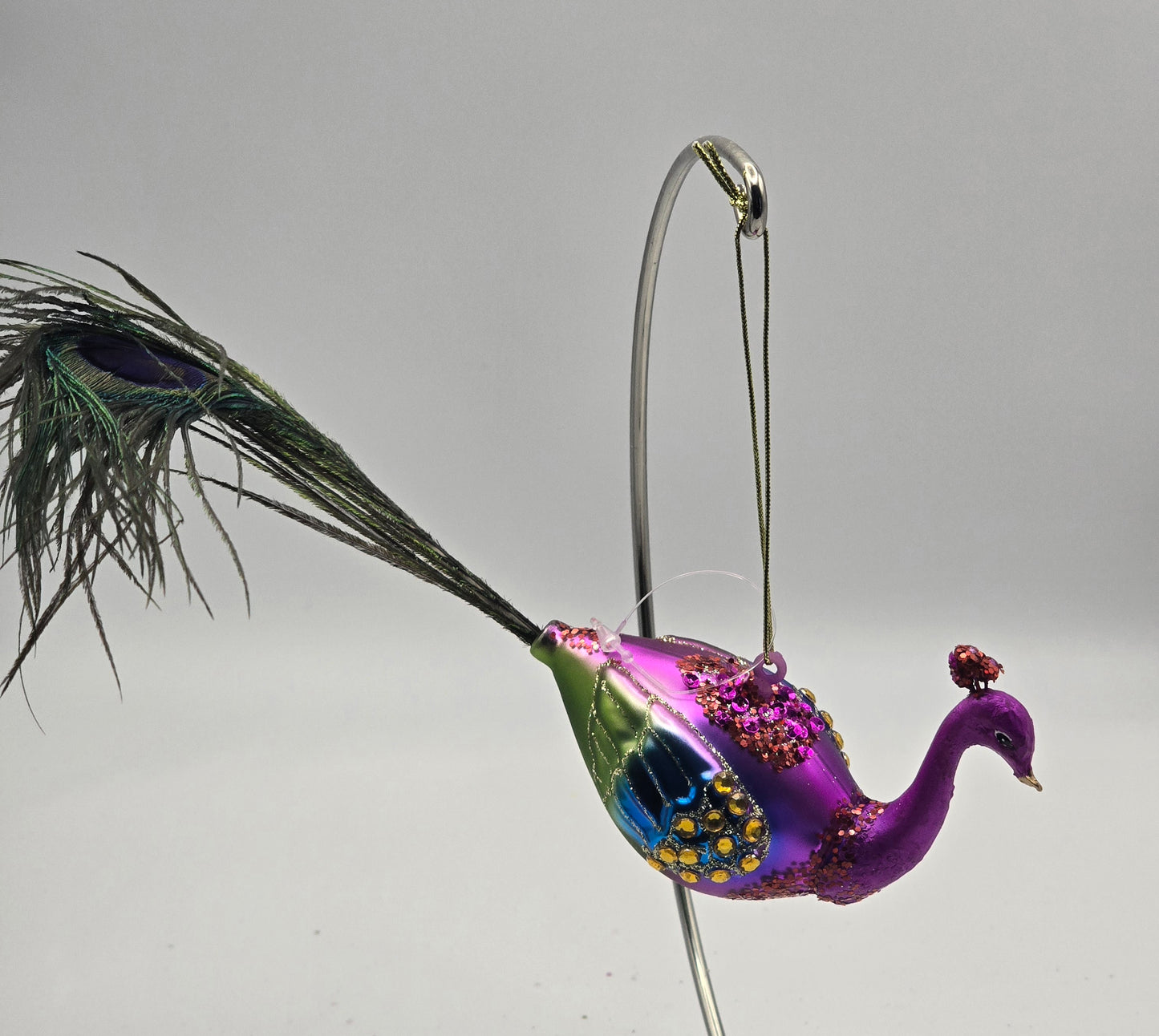 Pfau lila bunt verziert