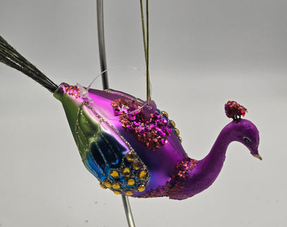 Pfau lila bunt verziert
