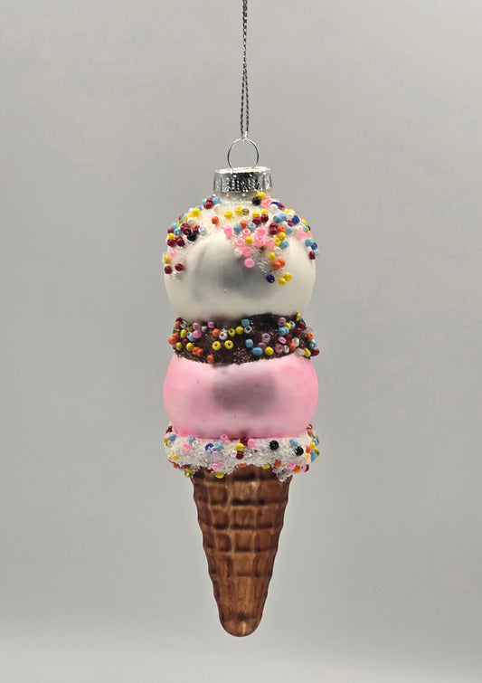 Eis braune Waffel Eis Cone weiß rosa verziert