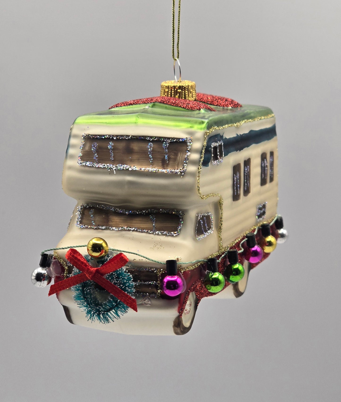 Wohnmobil mit Lichterkette beige rot