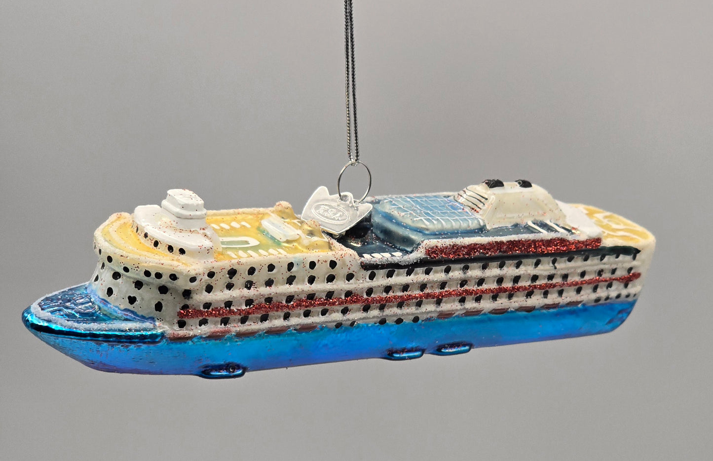 Kreuzfahrtschiff blau