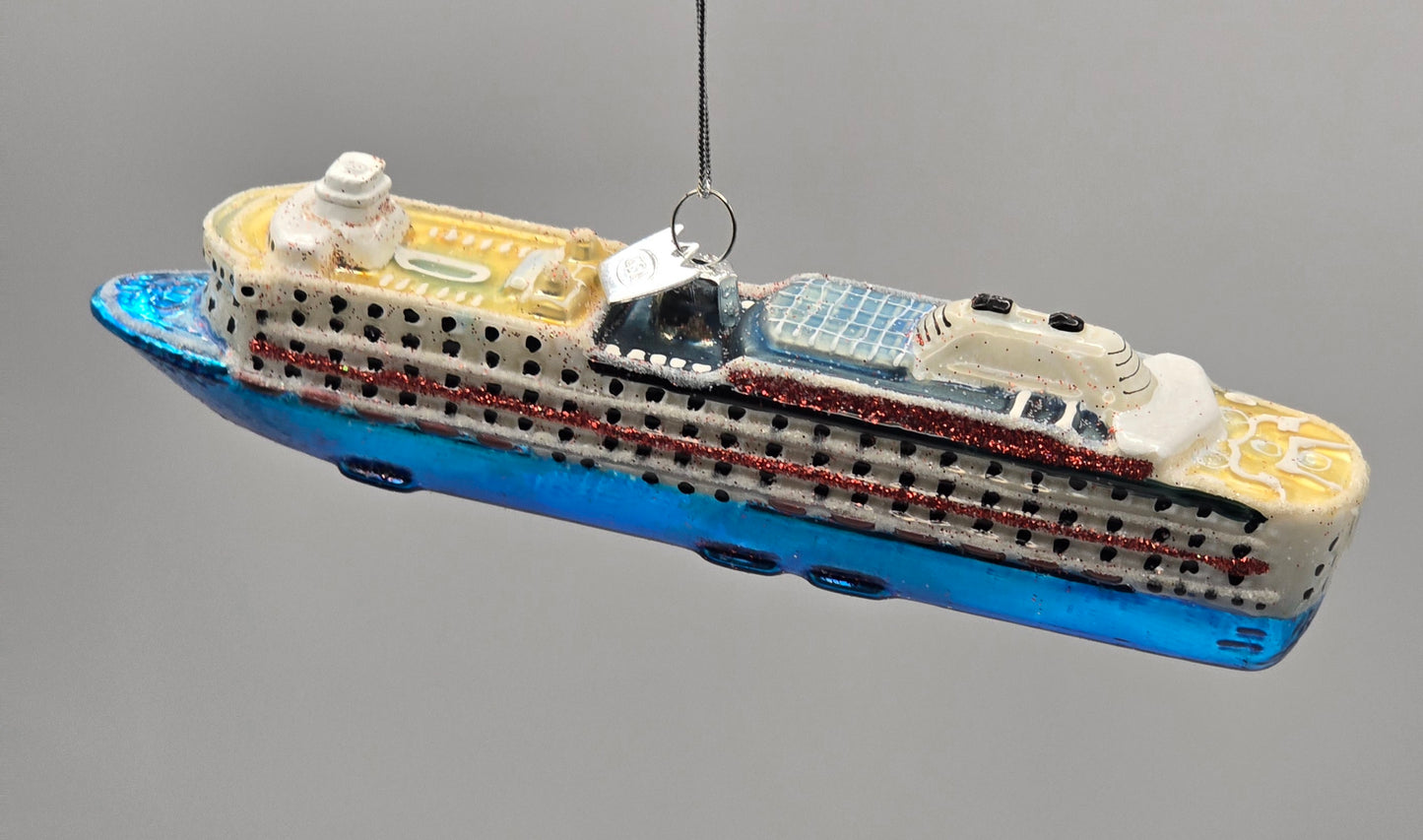 Kreuzfahrtschiff blau