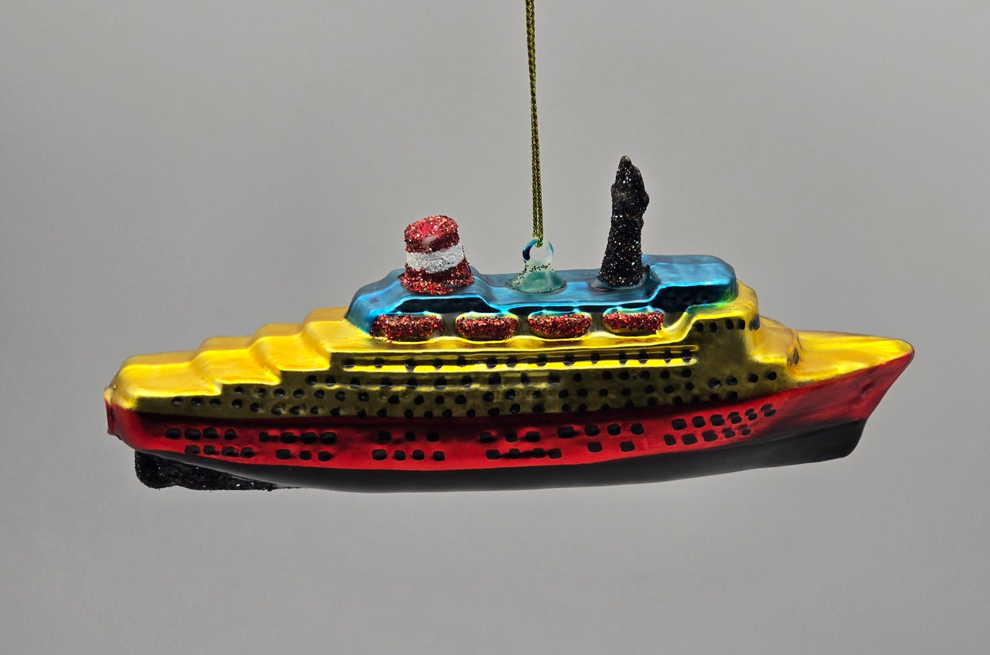 Kreuzfahrtschiff gold rot schwarz