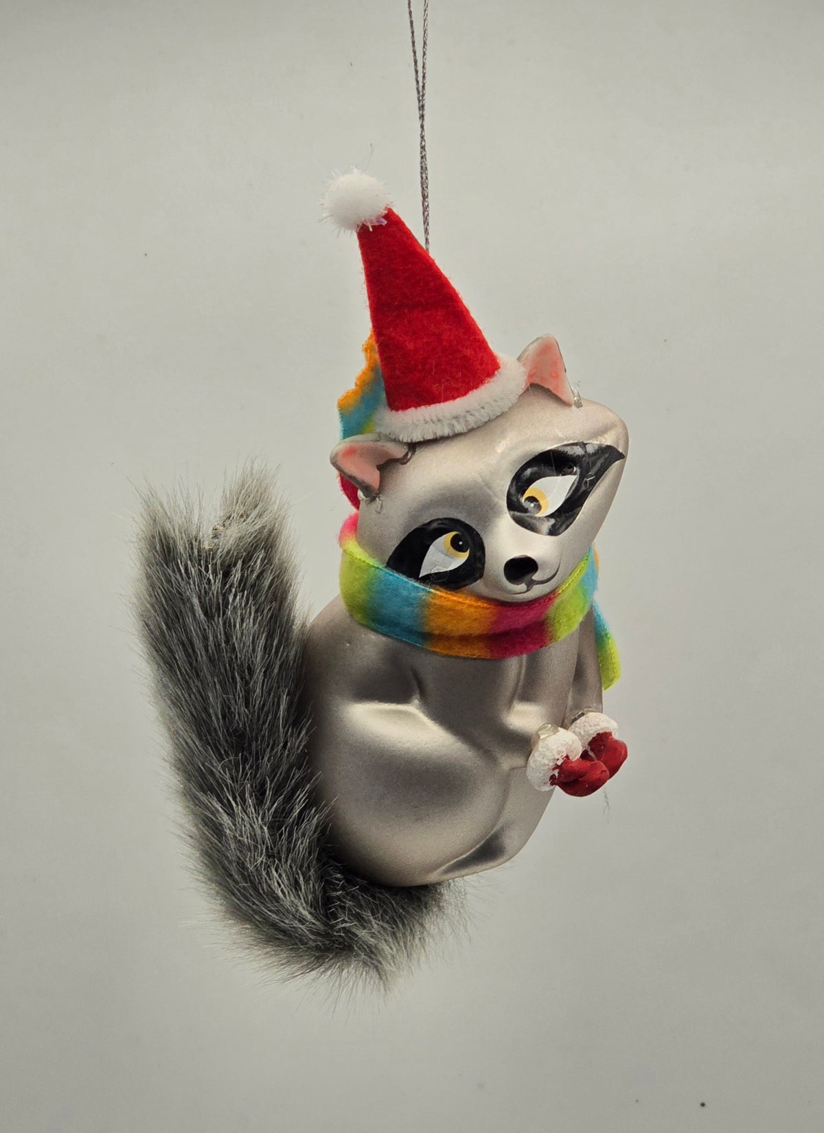 Waschbär mit buntem Schal #28