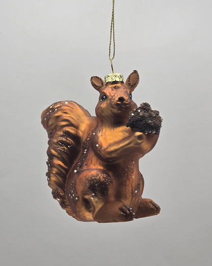 Großes Eichhörnchen mit Nuss – Braun-Kupfer #31