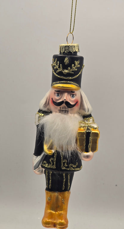 Nussknacker mit Geschenk – Schwarz-Gold #31