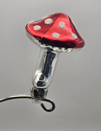 Kleiner runder Pilz mit Clip – Rot-Weiß-Silber #31