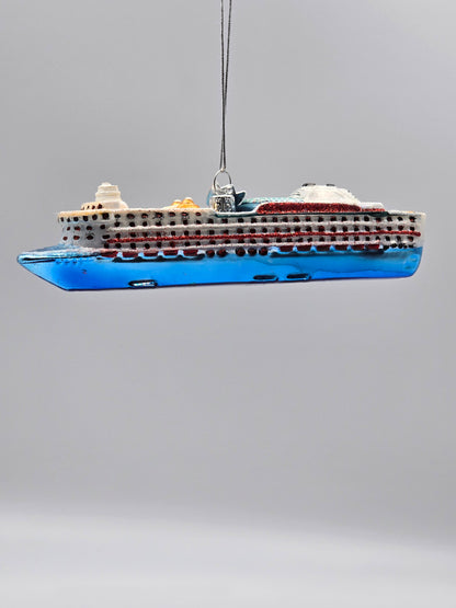 Kreuzfahrtschiff blau