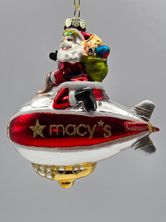 Macy's Zeppelin mit Weihnachtsmann