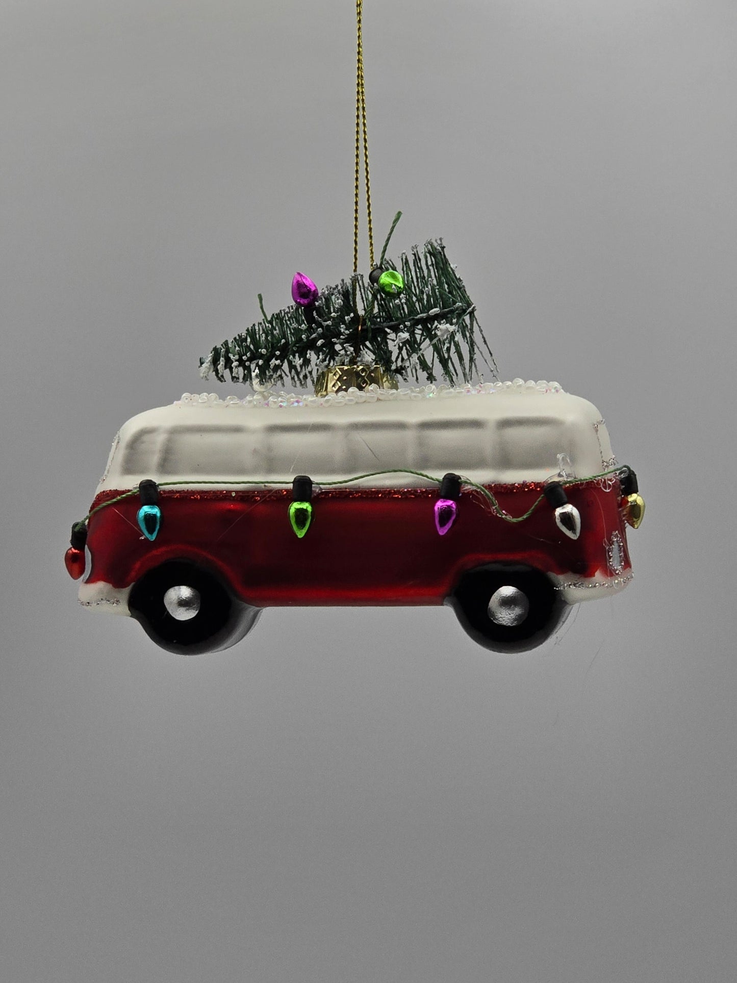 VW Bus rot weiß mit Tannenbaum